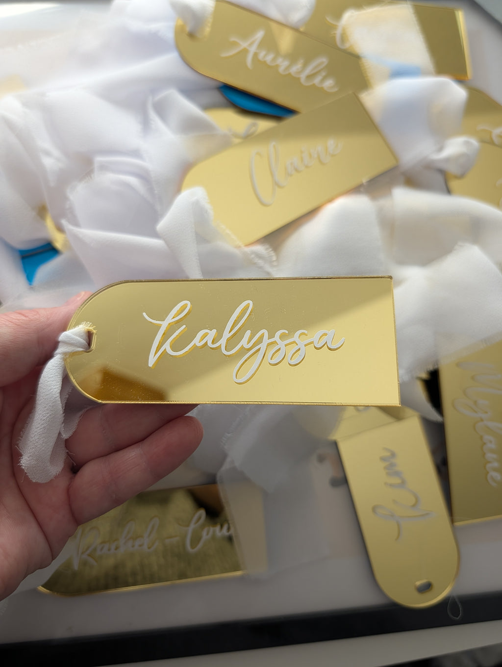 Marque places personnalisés ruban & médaillon doré