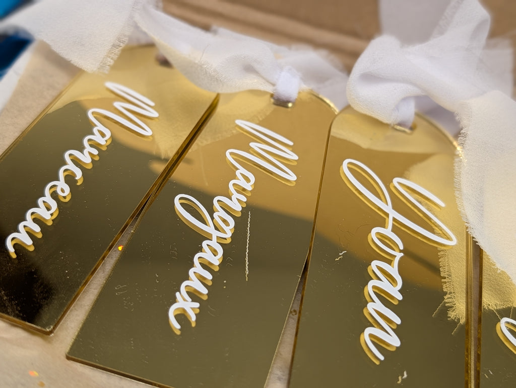 Marque places personnalisés ruban & médaillon doré