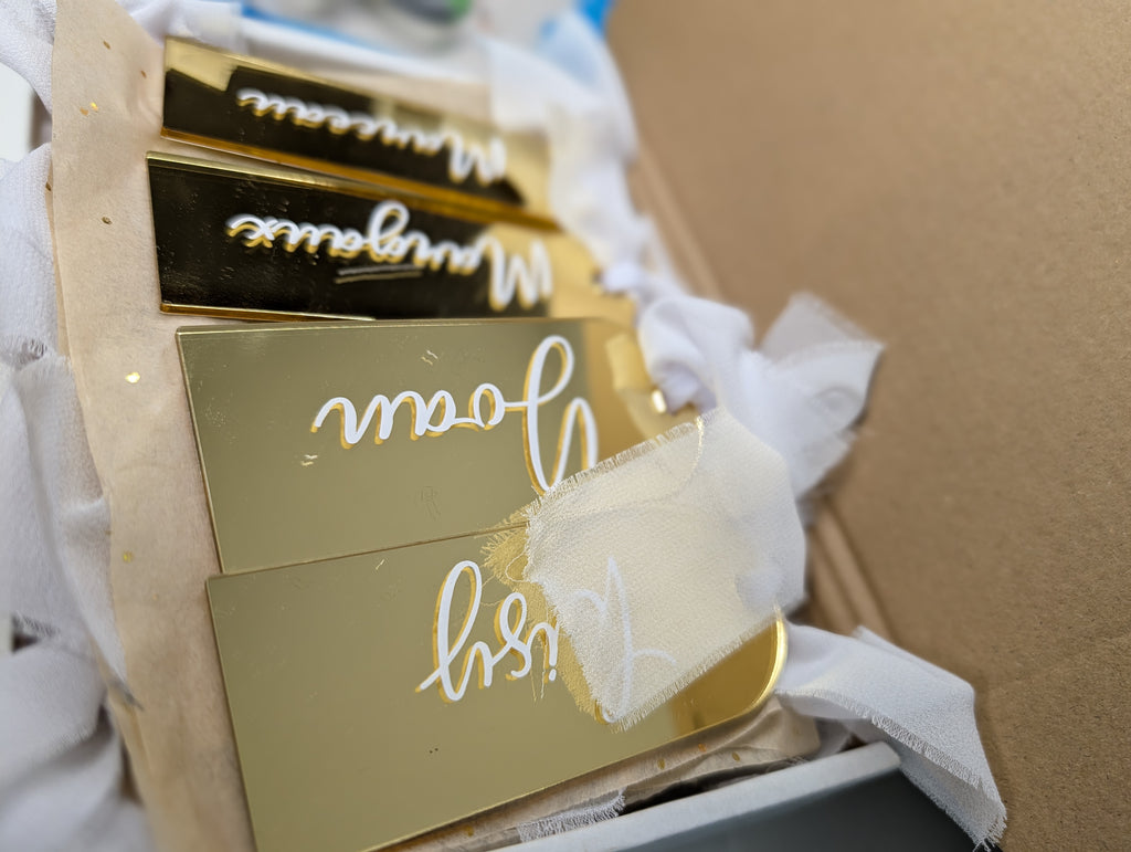 Marque places personnalisés ruban & médaillon doré